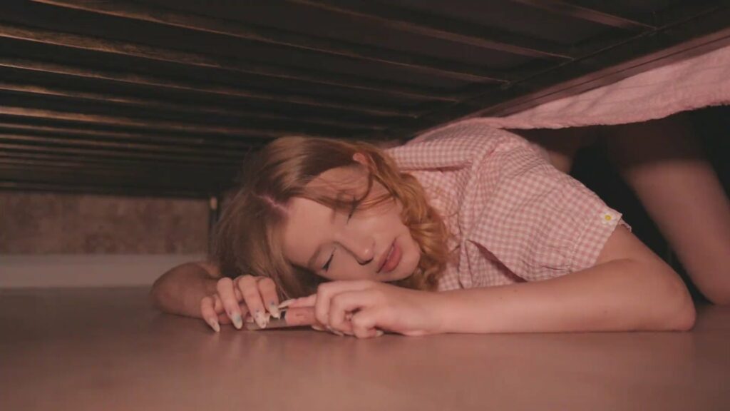 chi-gai-bi-cau-em-trai-doggy-khi-dang-nhat-do-o-gam-giuong