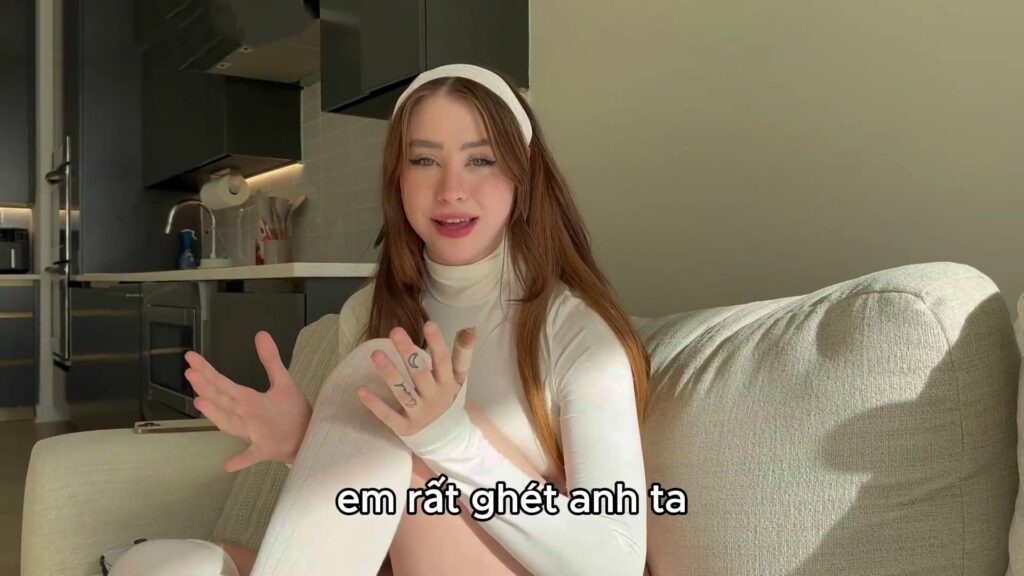 den-nha-ban-choi-nhung-chi-thay-con-ghe-no-o-nha-mot-minh