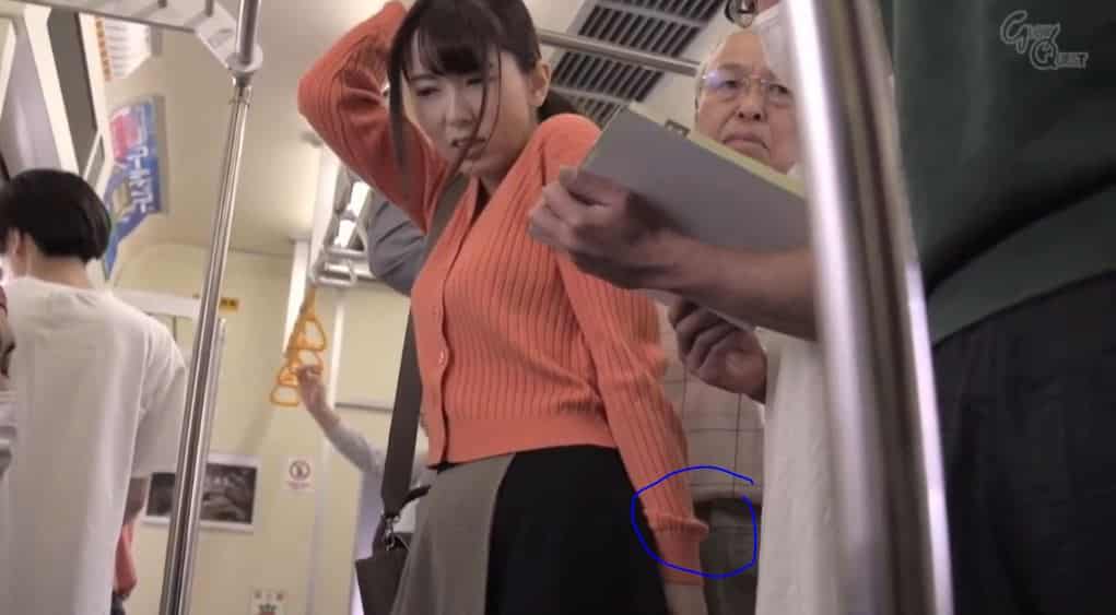 lao-gia-dam-duc-tren-tau-dien-yui-hatano