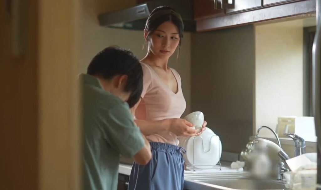 nho-chi-gai-day-hon-cau-em-trai-lam-lieu-dit-luon-chi-gai