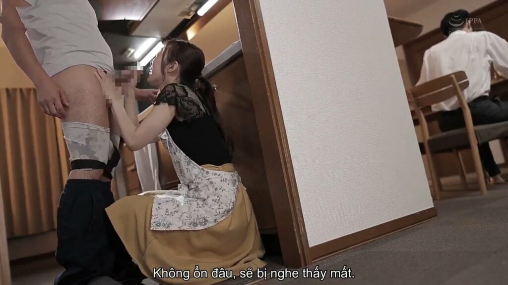 vo-bu-cu-cau-ban-than-trong-bep-khi-chong-dang-an-toi