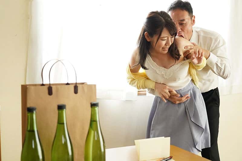 xin-loi-chong-vi-em-da-bi-sep-cua-anh-cuong-hiep